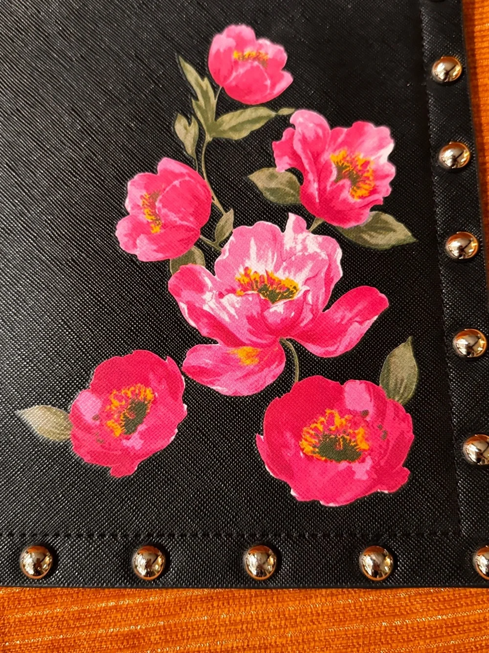 White House Black Market: Black Wristlet Clutch w/floral & free earrings - Picture 2 of 4